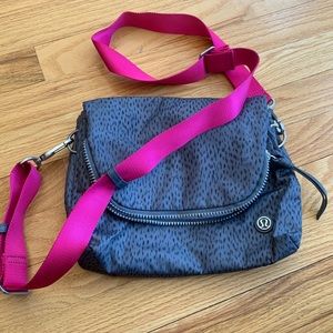 Lululemon crossbody bag great condition!